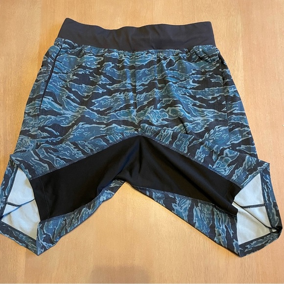 Lululemon T.H.E. Short Linerless 9" Short Tiger Camo Multi Blue - Picture 6 of 13